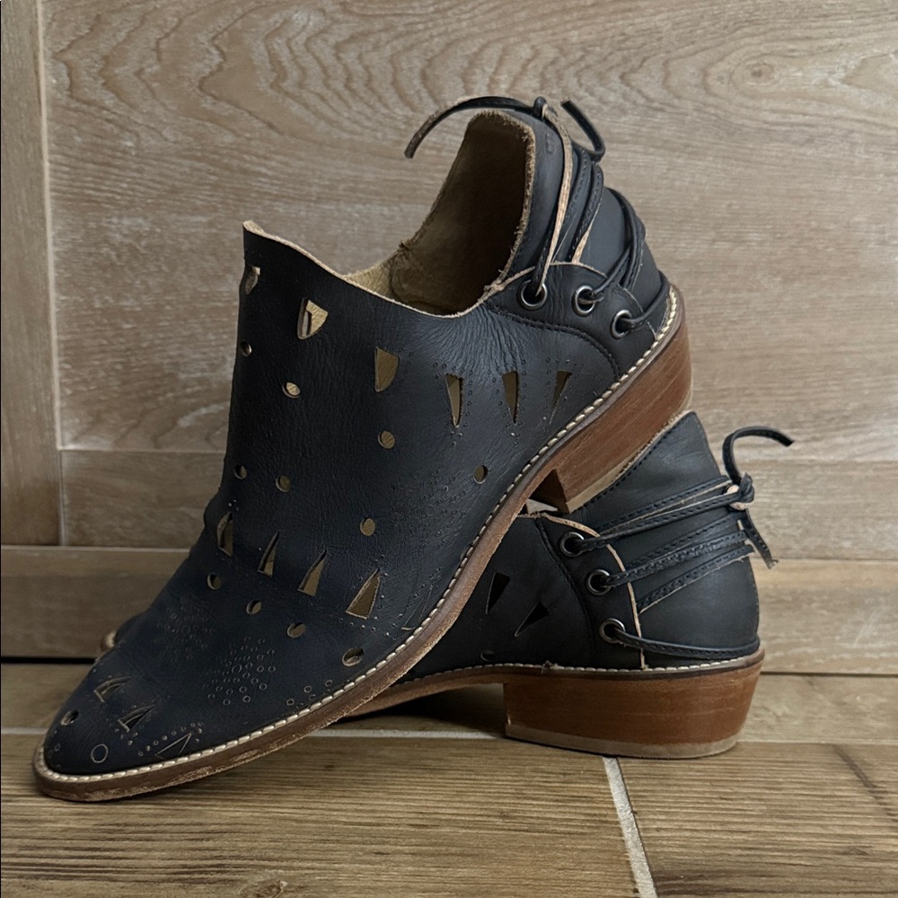 Musse & Cloud Black Ankle Boots with Brown Sole